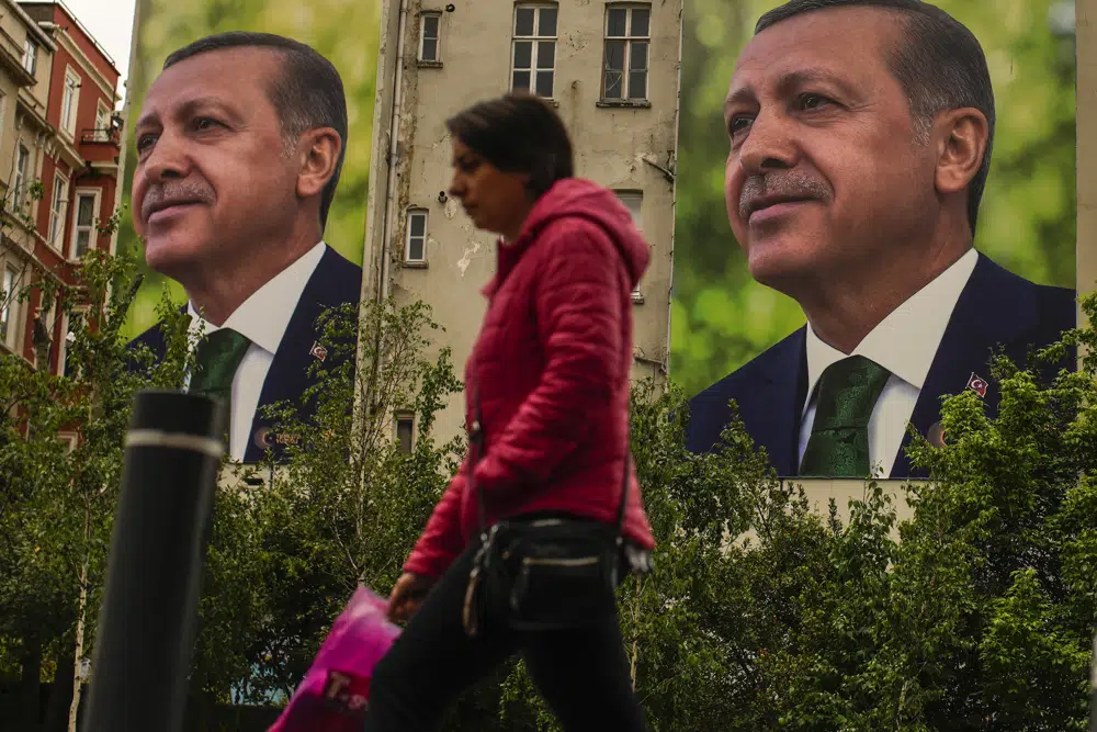 La campagne clivante d’Erdogan : accusations de terrorisme et rhétorique anti-LGBTQ bouleversent les élections turques