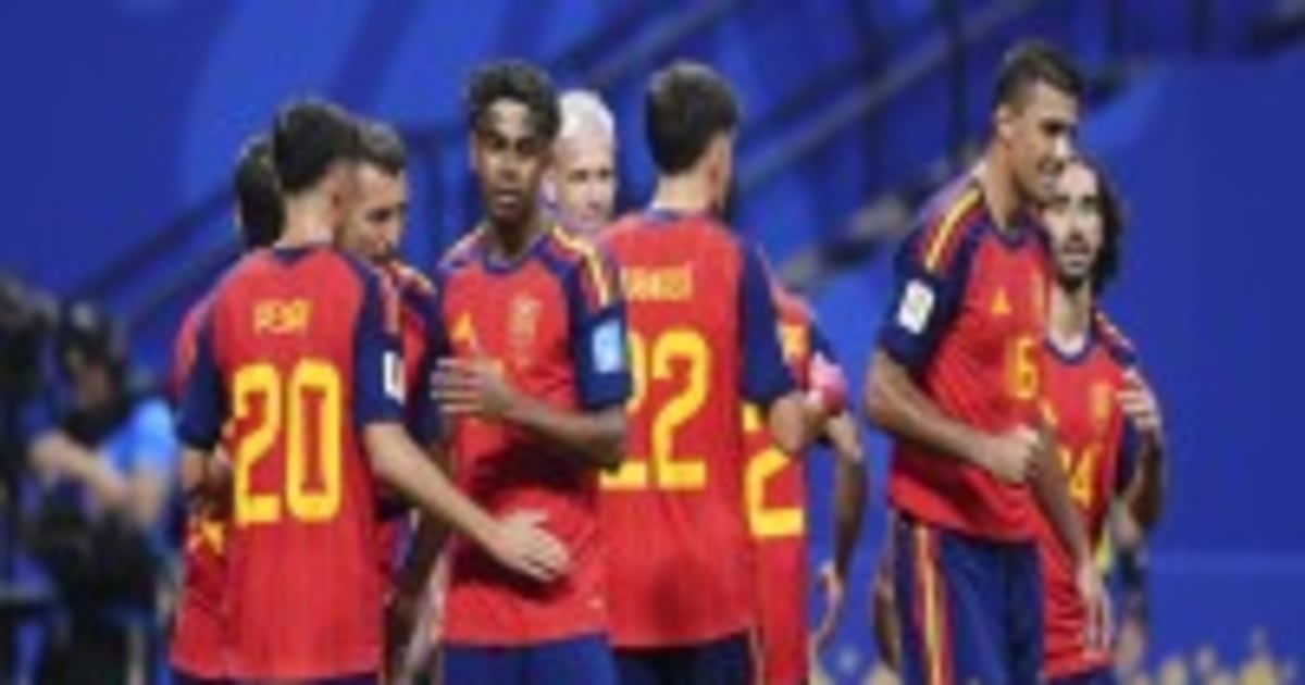 Spain Shines, Uruguay Stumbles