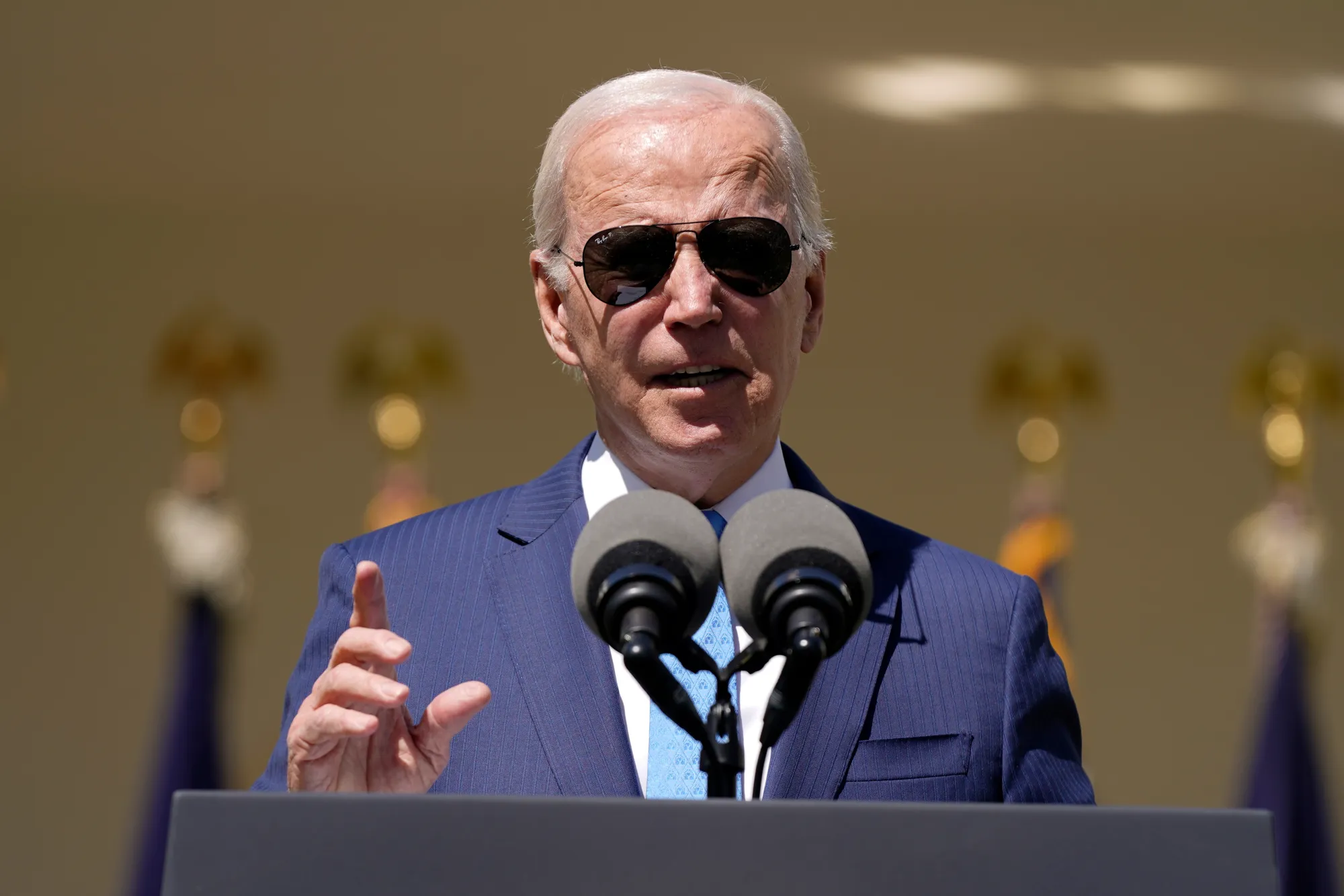 Biden dénonce les politiciens républicains pour avoir interdit des livres inclusifs LGBT dans les écoles