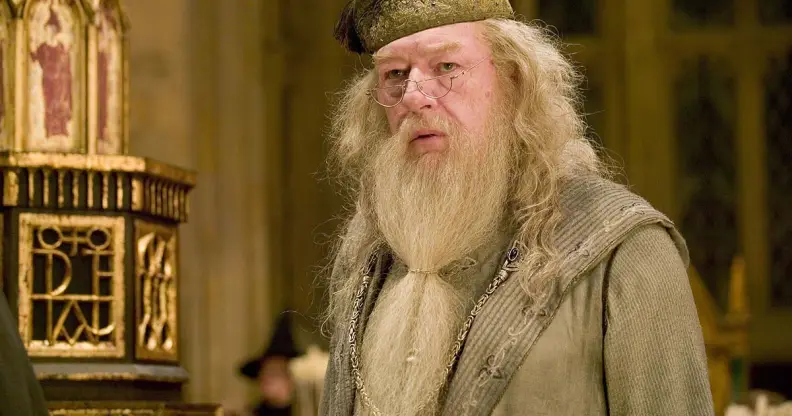 Sir Michael Gambon, acteur célébré connu pour avoir incarné le sorcier gay Dumbledore, est décédé à 82 ans