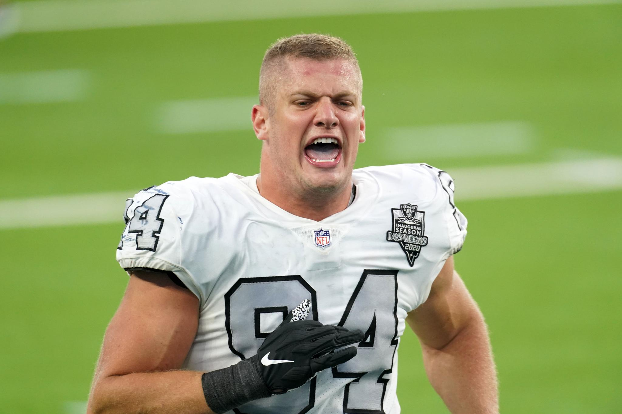 Le premier joueur ouvertement gay de la NFL, Carl Nassib, annonce sa retraite, laissant un héritage durable