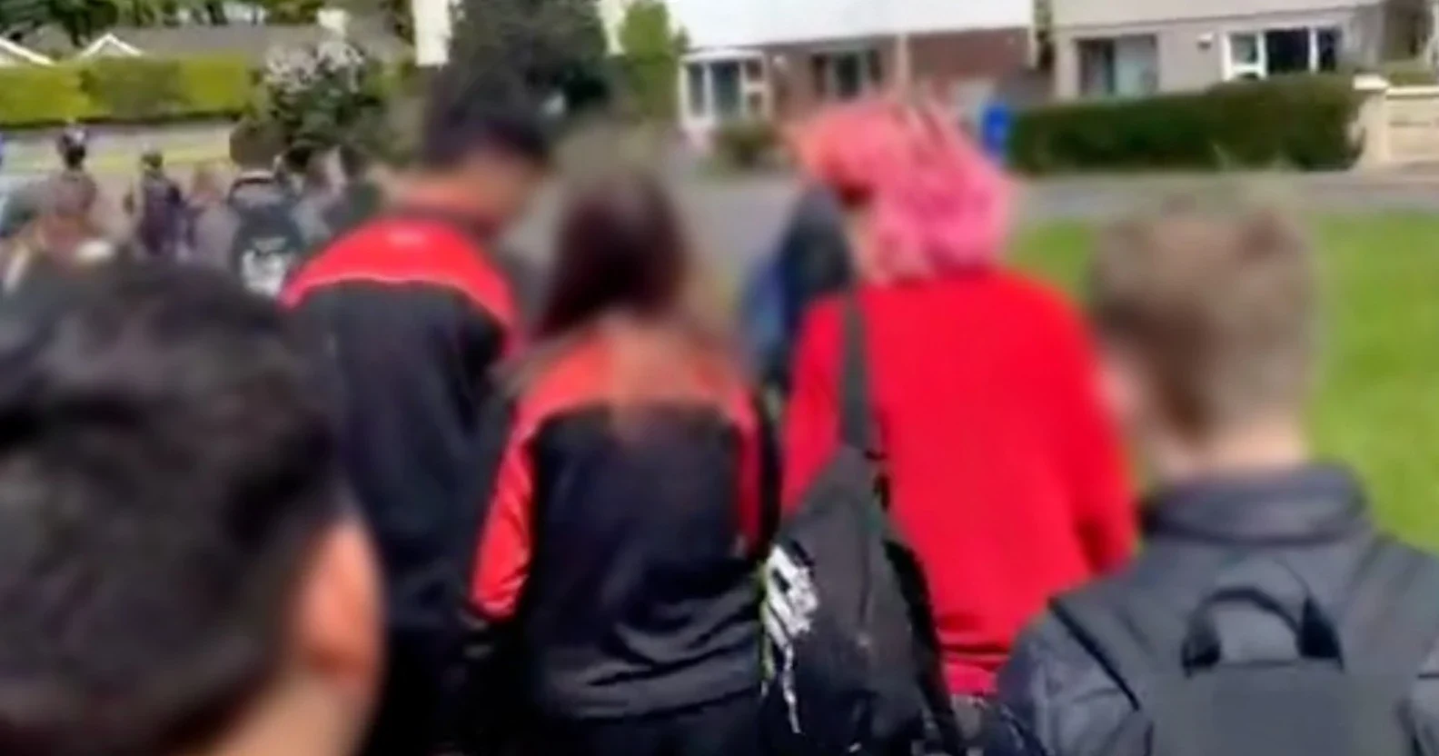Attaque bouleversante contre un·e ado LGBTQ+ suscitant l’indignation : une vidéo dévastatrice circule sur les réseaux sociaux